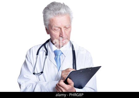 Portrait of a senior homme médecin isolé sur fond blanc Banque D'Images