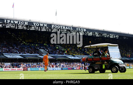 L'Ipswich Town Cole Skuse est pris hors du terrain après une collision avec Norwich City's Timm Klose au cours de la Sky Bet Championship match à Portman Road, Ipswich. Banque D'Images