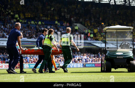 L'Ipswich Town Cole Skuse est pris hors du terrain après une collision avec Norwich City's Timm Klose au cours de la Sky Bet Championship match à Portman Road, Ipswich. Banque D'Images