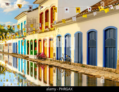 Paraty est l'une des premières villes au Brésil où les portugais ont laissé leurs empreintes dans l'architecture de la ville. À Paraty, vous pouvez revivre e Banque D'Images