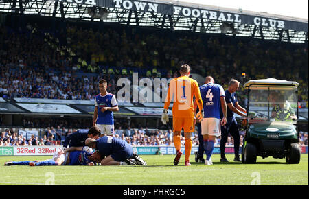 L'Ipswich Town Cole Skuse reçoit des soins médicaux après avoir été en conflit avec la ville de Norwich Timm Klose au cours de la Sky Bet Championship match à Portman Road, Ipswich. Banque D'Images