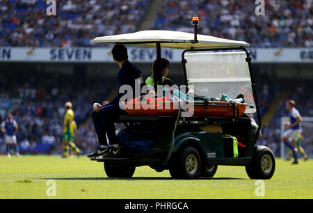 L'Ipswich Town Cole Skuse est pris hors du terrain après une collision avec Norwich City's Timm Klose au cours de la Sky Bet Championship match à Portman Road, Ipswich. Banque D'Images