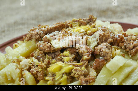 Slow Cooker Chili con Carne Fromage frites Banque D'Images