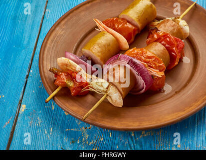 Crevettes grillées brochettes de saucisses et de l'Andouille Banque D'Images