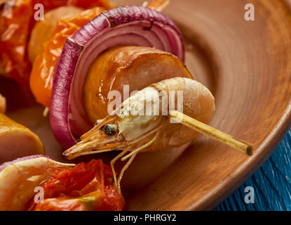 Crevettes grillées brochettes de saucisses et de l'Andouille Banque D'Images