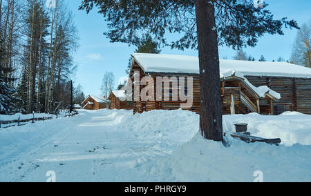 Maison paysanne traditionnelle en bois russe Banque D'Images