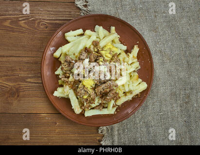 Slow Cooker Chili con Carne Fromage frites Banque D'Images