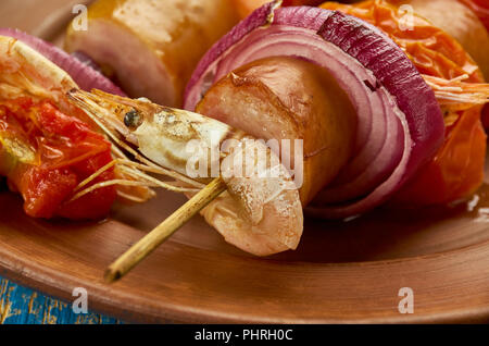 Crevettes grillées brochettes de saucisses et de l'Andouille Banque D'Images