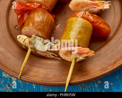 Crevettes grillées brochettes de saucisses et de l'Andouille Banque D'Images