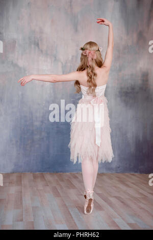 Belles jambes de jeune ballerine qui met sur les pointes à l'étage en bois blanc, arrière-plan, Vue de dessus du dessus avec copie espace. La pratique de ballet. Bea Banque D'Images