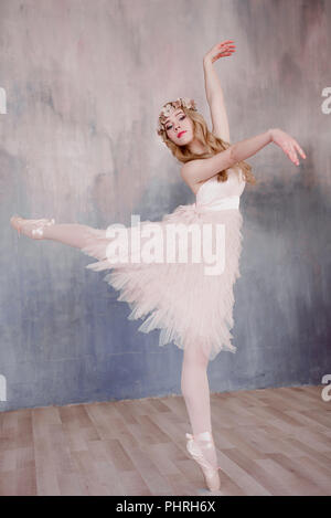 Belles jambes de jeune ballerine qui met sur les pointes à l'étage en bois blanc, arrière-plan, Vue de dessus du dessus avec copie espace. La pratique de ballet. Bea Banque D'Images