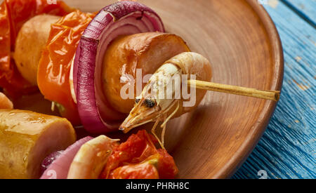 Crevettes grillées brochettes de saucisses et de l'Andouille Banque D'Images