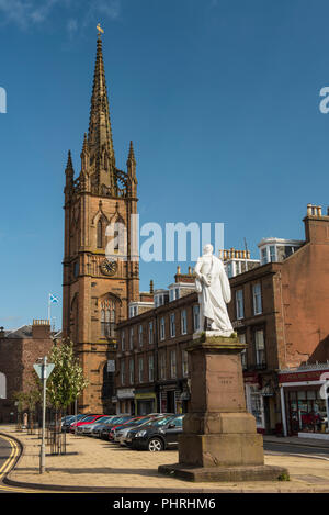 Montrose High Street est dominé par les anciens et église de St Andrew, Montrose, Angus, Scotland. Banque D'Images