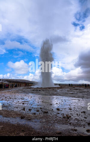 Le geyser Strokkur éclate en tant que touristes watch en Islande Banque D'Images