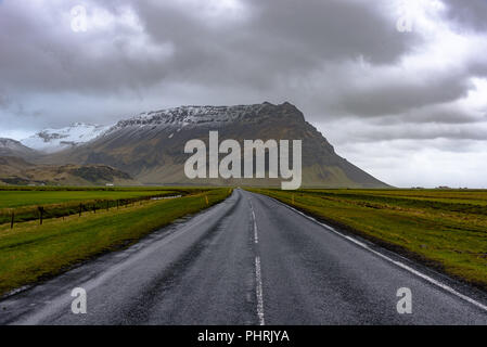 La Route 1 ring road dans le sud de l'Islande sur une journée de printemps orageux Banque D'Images