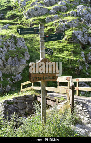 Panneau indicateur proche de Bulnes, Asturies, dans le parc national Picos de Europa, au nord de l'Espagne Banque D'Images