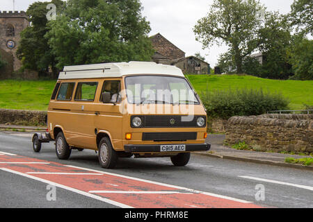 1985 années 80 VW Combi, beige Volkswagen Caravelle 78Ps à Hoghton Tower Classic, vétéran, vintage, restauré, Touring Caravans et Motorhomes, camping-cars sur les routes de Grande-Bretagne, véhicule de loisir RV, vacances familiales, vacances Caravanette, vacances caravane, conversions de van, autohome, vie sur la route salon de voiture, Royaume-Uni Banque D'Images