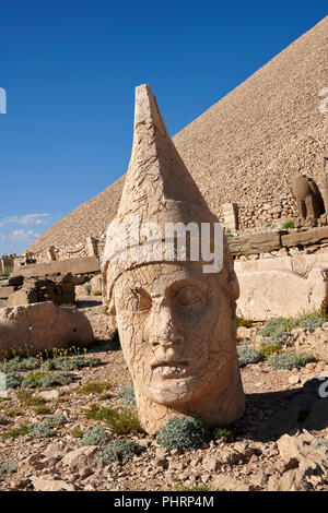 Tête de statue d'Antiochus, le 62 AV tombe royale du roi Antiochos Ier Theos de Commagène, terrasse ouest, le Mont Nemrut Dagi Nemrud ou sommet, près de Adıyama Banque D'Images