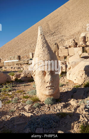 Tête de statue d'Antiochus, le 62 AV tombe royale du roi Antiochos Ier Theos de Commagène, terrasse ouest, le Mont Nemrut Dagi Nemrud ou sommet, près de Adıyama Banque D'Images