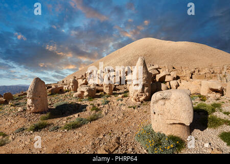 Statue tête au coucher du soleil, de froint, d'un aigle, Herakles et Apollo, et Zeus (à gauche),, terrasse ouest, le Mont Nemrut Dagi Nemrud ou Banque D'Images