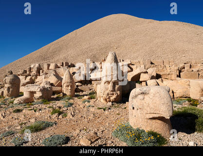 Tête de statue, froint, d'un aigle, Herakles et Apollo, et Zeus (à gauche), en face de la pyramide en pierre, terrasse ouest, le Mont Nemrut Dagi Nemrud ou Banque D'Images