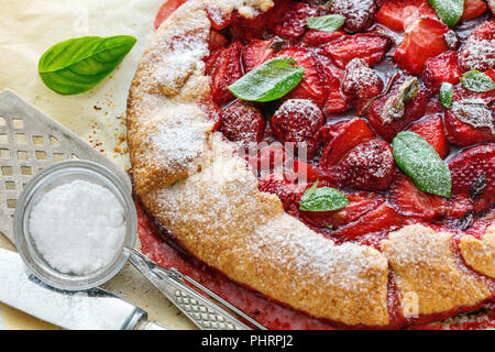 Gâteau fait maison avec des fraises et du basilic. Banque D'Images