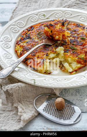 Rosti de pommes de terre suisse sur une plaque blanche. Banque D'Images