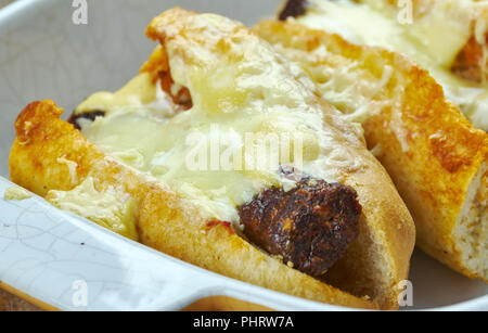 Cuite au four Fromage Chili Dogs Banque D'Images