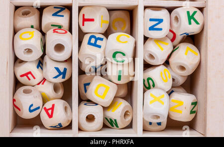 Des lettres dans la boîte - jeu créatif. Banque D'Images