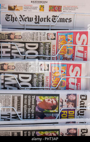 Le new york times, the sun et le Daily Mail dans un rack dans un tabac-shop Banque D'Images