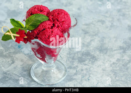 Boules de crème glacée de betterave dans un vase de verre. Banque D'Images