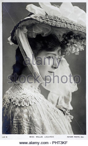 Millie Legarde portrait, était un stade, l'actrice et chanteuse, vintage real photo postcard from c1900 Banque D'Images