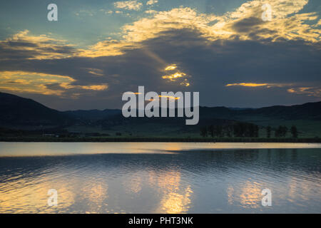 L'une des zone de loisirs dans la capitale géorgienne Tbilissi lac Lisi l'heure du coucher de soleil. Banque D'Images