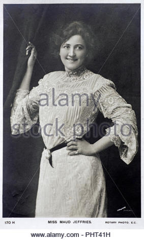 Maud Jeffries portrait, 1869 - 1946, était une actrice américaine. Un sujet populaire pour un large éventail de cartes d'après-théâtre et studio de photographies, elle est connue pour sa hauteur, la voix, la présence, la figure gracieuse, caractéristiques attrayantes, yeux expressifs, et beau visage, vintage real photo carte postale de 1906 Banque D'Images