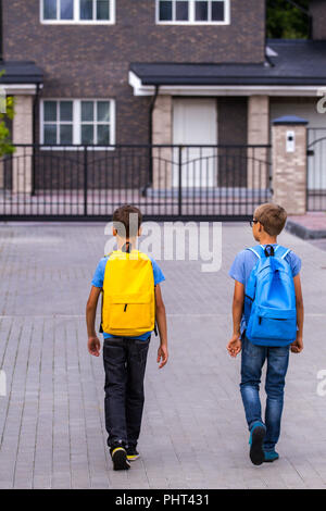 Enfants allant à la maison de l'école. Vue arrière Banque D'Images