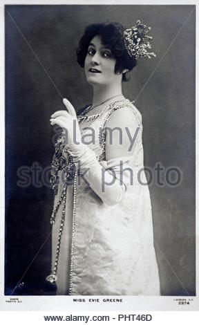 Edith 'Elizabeth' Evie Greene portrait 1875 - 1917, était un Anglais très photographiée l'actrice et chanteuse qui a joué dans des comédies musicales de style édouardien à Londres et à Broadway. Elle est connue pour le rôle de Dolores, le personnage central dans la comédie musicale à succès international de Florodora. Elle chante aussi sur le premier album de distribution originale, enregistrées pour cette comédie musicale , vintage real photo carte postale de 1900 Banque D'Images