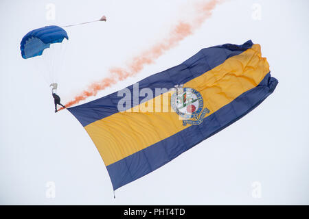 L'équipe de parachutistes des tigres à Bournemouth Air Festival portant leurs le Princess of Wales's Royal Regiment flag Banque D'Images