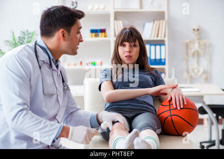 Joueur de basket-ball féminin médecin de passage après une blessure Banque D'Images