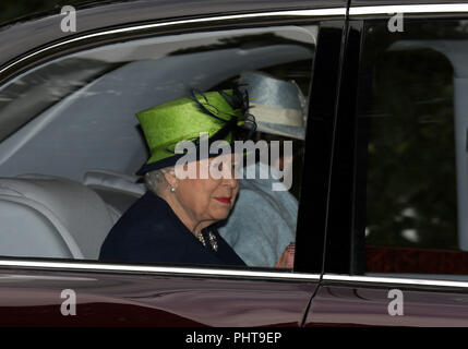 La reine Elizabeth II quitte Kirk Crathie en Ecosse après avoir assisté à un service religieux le dimanche matin. Banque D'Images