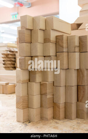 Barres de bois dans l'atelier de menuiserie pour la production des meubles Banque D'Images