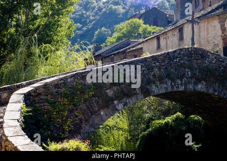 Pont gothique sur la rivière de l'Alrance à Brousse-le-Château, Aveyron, Occitanie, France, Europe Banque D'Images
