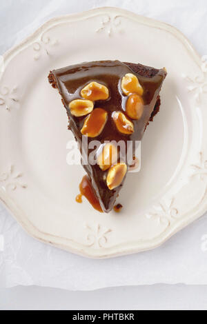 Un morceau de brownie gâteau au caramel au beurre salé et des cacahuètes grillées Banque D'Images