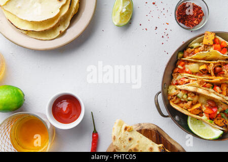 Passage libre de tacos mexicains avec chili con carne, des patates douces et du fromage râpé avec l'espace de texte Banque D'Images