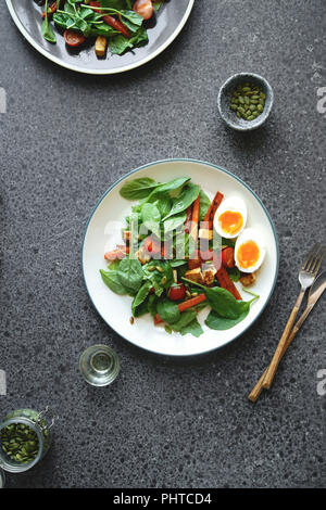 Coup de frais généraux de salade fraîche avec du fromage frit rôti, carottes, tomates cerises et graines de citrouille Banque D'Images