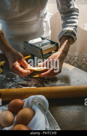 Une femme faisant des pastain la manière traditionnelle Banque D'Images