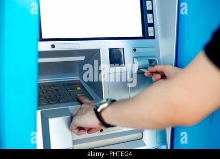 L'homme en utilisant l'ATM machine Banque D'Images