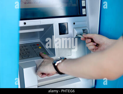 L'homme en utilisant l'ATM machine Banque D'Images