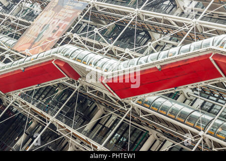 PARIS, FRANCE - Le 26 avril:Centre Georges Pompidou le 26 avril 2013 à Paris. La structure post-moderne achevé en 1977 est l'un des plus populaires landma Banque D'Images