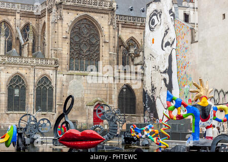 PARIS, FRANCE - Le 26 avril:Fontaine Stravinsky est une fontaine avec 16 oeuvres de sculpture, déménagement et pulvériser de l'eau, représentant les œuvres d'compositeur Igor Banque D'Images