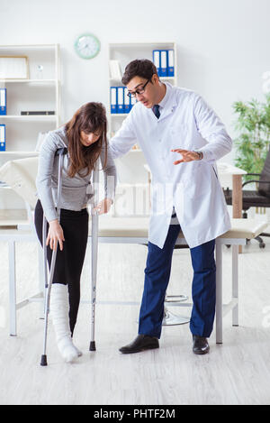 Doctor examining patient avec jambe cassée Banque D'Images